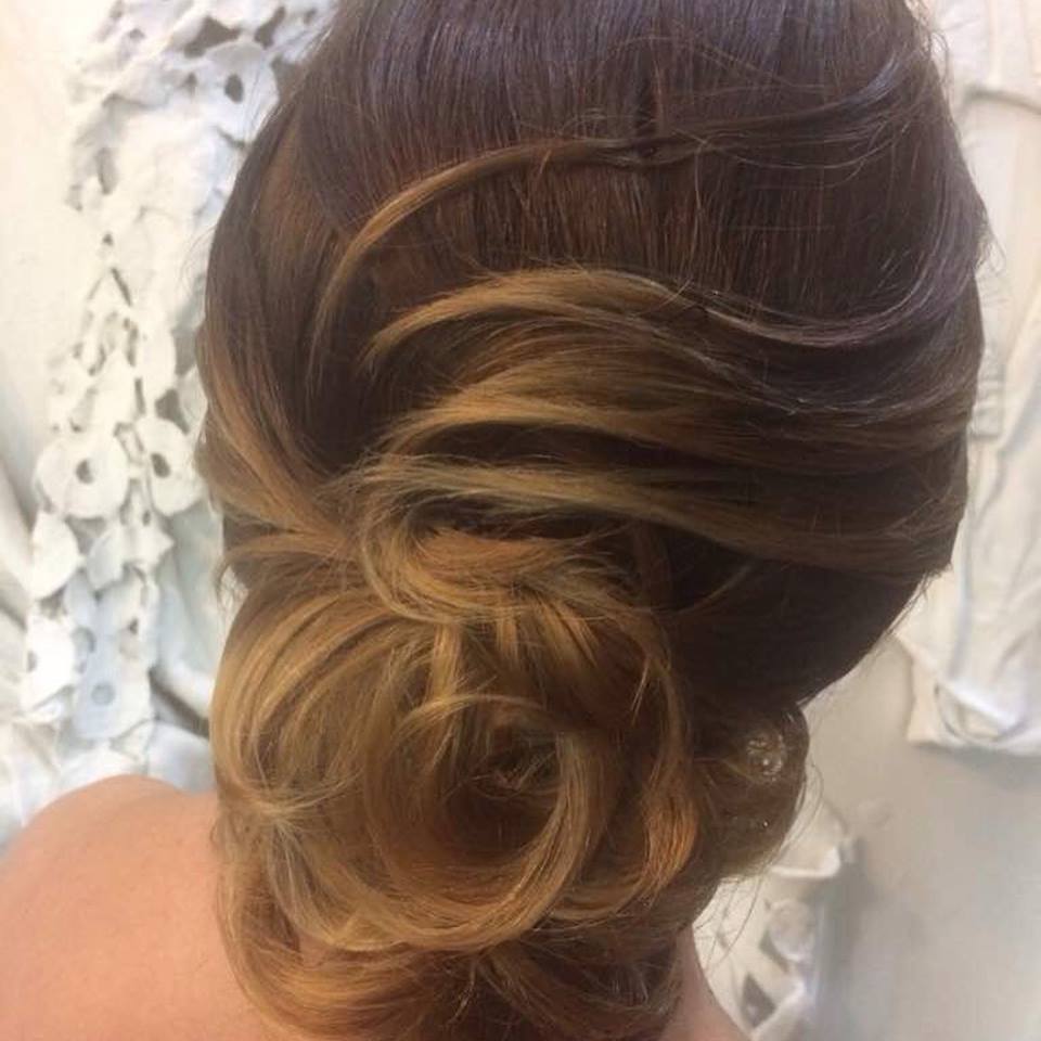 [:es]Look de impacto en Navidad y Año Nuevo. Peinados recogidos y con ondas[:]