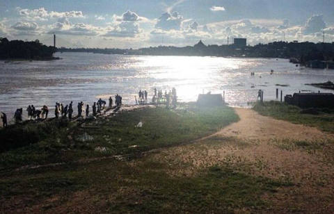 [:es]Al volcarse lancha en río de Brasil, desaparecen tres venezolanos[:]