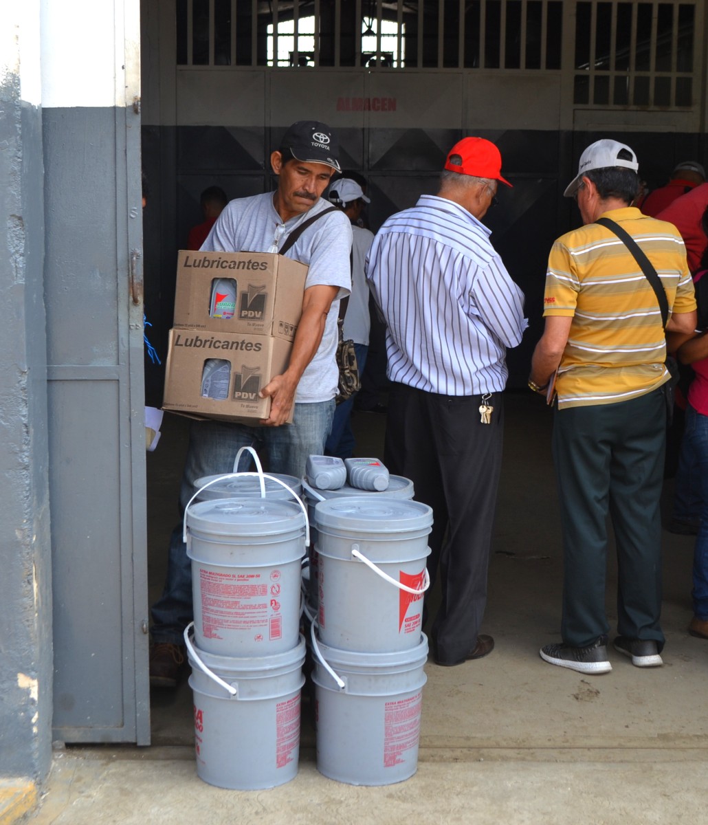 [:es]Transportistas guariqueños compraron lubricantes a precios accesibles[:]