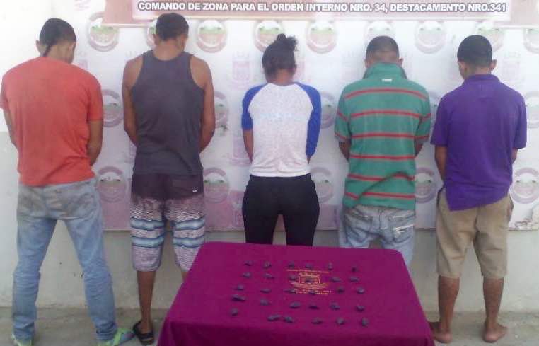 [:es]Detenidos cuando portaban envoltorios de marihuana[:]