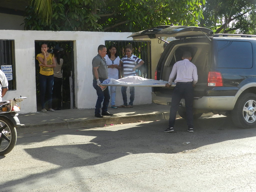 [:es]Mujer fue encontrada ahorcada dentro de su cuarto[:]