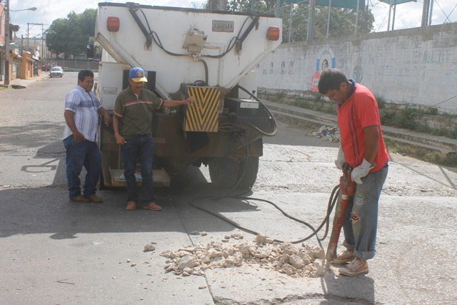 [:es]Alcaldía de Infante inicia reparación de colectores caídos y asfaltado de vialidad[:]