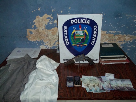 [:es]Los capturaron cuando robaban a una mujer en la Unerg[:]