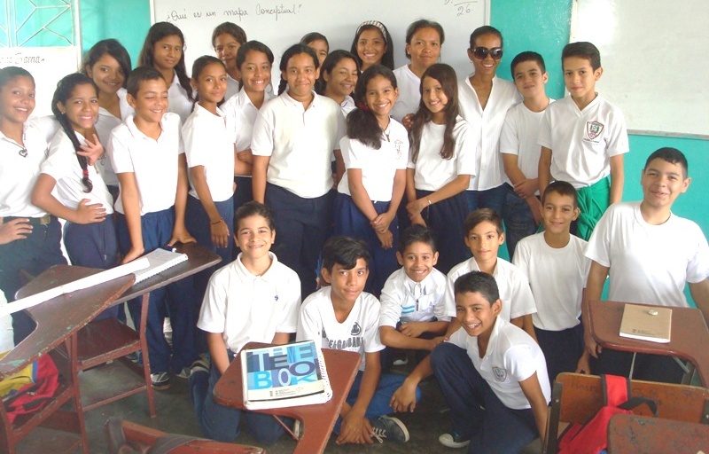 [:es]Estebis Parra:“Las dificultades no fueron impedimento para seguir adelante, el que quiere puede”[:en]ana se enseña el método Braille  Julio Ramos (ECS/UBV) Diario La Antena  Guárico. VALLE DE LA PASCUA. La enseñanza no tiene barreras ni impedimentos a la hora de trasmitir conocimientos y comunicarse, quien quiere puede, en la Escuela Bolivariana Carlos José Bello, nos encontramos con la docente Estebis Parra, con amplia experiencia en el método Braille, en la enseñanza de este método de lectura para que sea utilizado por cualquier niño o niña, con o sin discapacidad visual. La docente de aula integrada  quien perdió la capacidad visual casi culminando su carrera no se dio por vencida y mucho menos se encerró en las dificultades que le deparó el destino ya que según sus palabras Dios le dio otras facultades hermosas como lo son trasmitir la enseñanza a todos aquellos niños con discapacidad visual. Esta zaraceña, egresada de la Universidad Simón Rodríguez, ya casi culminando su carrera pierde la vista a causa de un glaucoma crónico juvenil, pero esto no impidió seguir adelante en  sus objetivos enseñar para formar y educar además de fomentar el respeto a la diversidad entre las personas. En Valle de La Pascua encontró por medio de sus  amigas la fortaleza necesaria para emprender la preparación en el método Braille, en Puerto La Cruz y Maracay, en instituciones especializadas perfeccionó el método para luego realizar un posgrado en personas con discapacidad en el Macaro de  Turmero. La especialista en el código Braille manifestó sentirse alegre con lo que realiza, “trasmitir este método de lectura y escritura para mí es satisfactorio ya  que siento que esta enseñanza llegara a los niños y que entenderán con un corazón más abiertos a todas aquellas personas con discapacidades tanto hereditarias como adquiridas” señaló. Continuó diciendo a todos aquellos que tiene alguna discapacidad a que no se dejen vencer por el pesimismo, “luchen por lo que lo que a ustedes le apasiona no te limites por nada ninguna discapacidad es limitante para seguir adelante, trazando nuestro futuro cumpliremos nuestras metas querer es poder”. Estebis es locutora certificada de la UCV, nos comentó ser una apasionada de esta profesión,  a quien dedica parte de sus vida en una emisora local al lado del abogado Héctor Luna, allí resalta los valores y la geografía de Venezuela, sus potencialidades y toda su cultura. Sin duda alguna esta docente es un ejemplo a seguir por todas aquellas personas que se encuentran con alguna discapacidad, nos comentó que no hay dificultad que no pueda superarse con fuerza de voluntad, su experiencia demuestra que es posible llegar a las metas trazadas venciendo las dificultades con ayuda de la familia y personal especializado.  La docente Estebis Parra, cuenta con 10 años de servicio en la enseñanza a los estudiantes con o sin  discapacidad visual   Esta técnica ayuda a integrar  a los estudiantes en sus casas y colegios Mediante este aprendizaje los alumnos se sensibilizan en torno a esta discapacida[:]