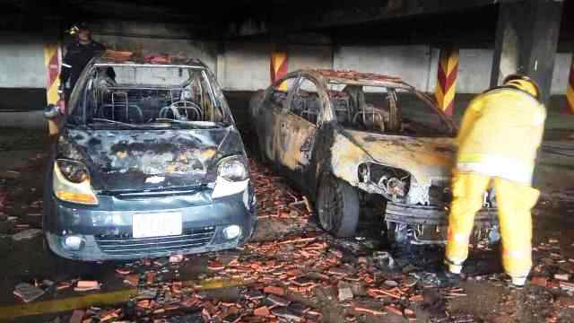 [:es]Reportan incendio de dos vehículos en estacionamiento de centro comercial[:]