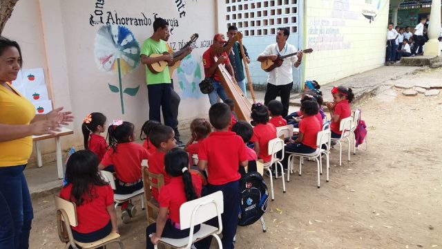 [:es]El sistema de orquestas llevo música a instituciones públicas y comunidades de El Socorro[:]
