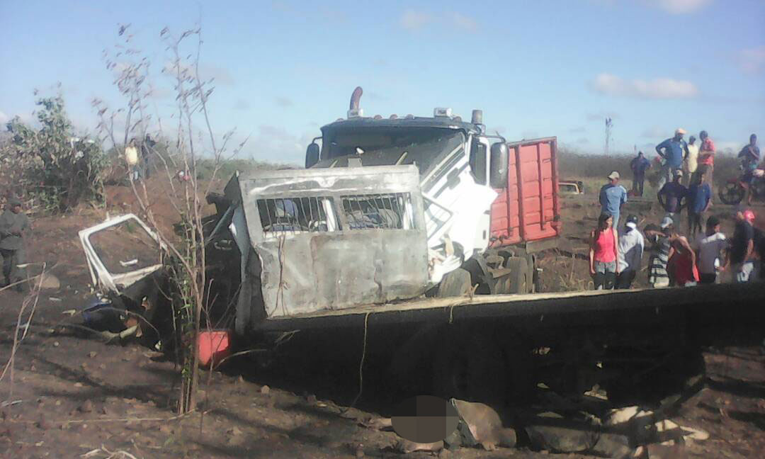 [:es]7 muertos dejó triple choque entre dos gandolas y un camión[:]