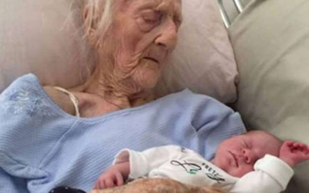 [:es]Abuela de 70 años dio a luz a cuatrillizos[:]