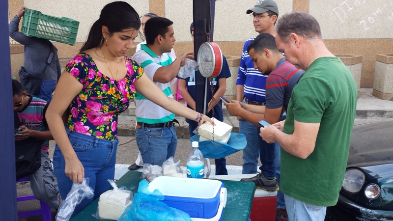 [:es]Productores guariqueños vendieron mas de 400 kilos de queso a precios solidarios [:]