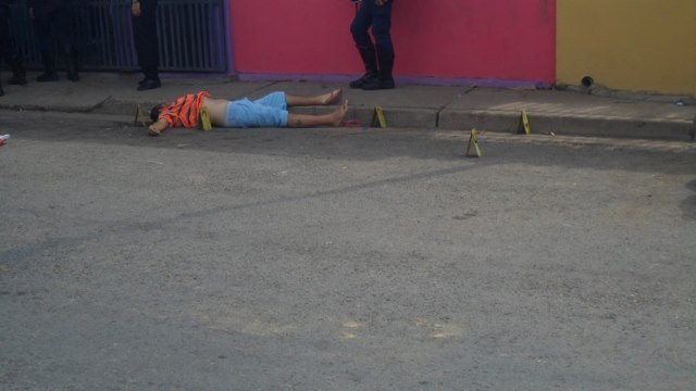 [:es]Lo interceptaron cuando caminaba por la Horizonte y lo acribillaron[:]