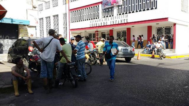 [:es]Personal informal del matadero municipal de Infante sin trabajo por falta de animales para sacrificar[:]