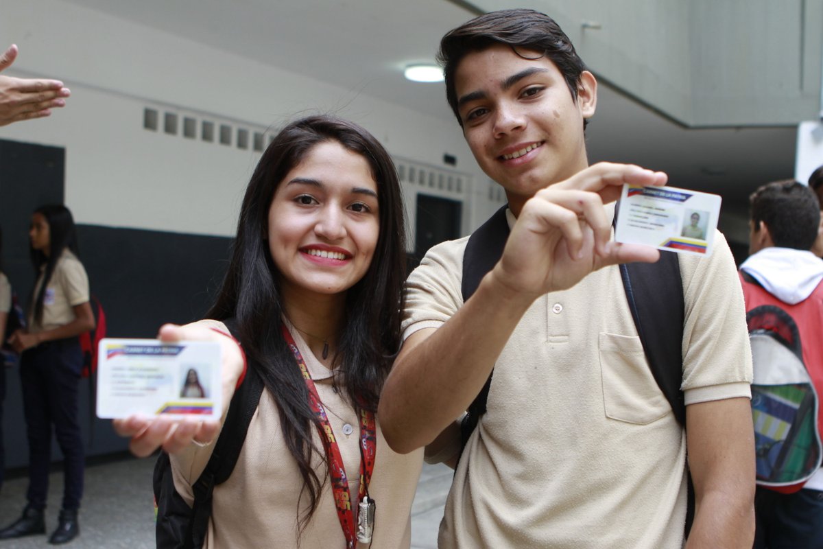 [:es]Este lunes recibieron el bono protector del gobierno 2,5 millones de jóvenes[:]