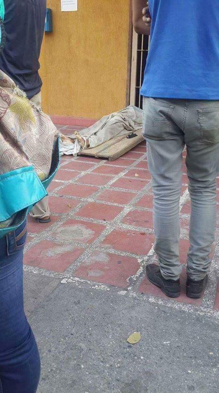 [:es]Por no tener para enterrarlo, abandonan cadáver frente a la Alcadía de Turén[:]