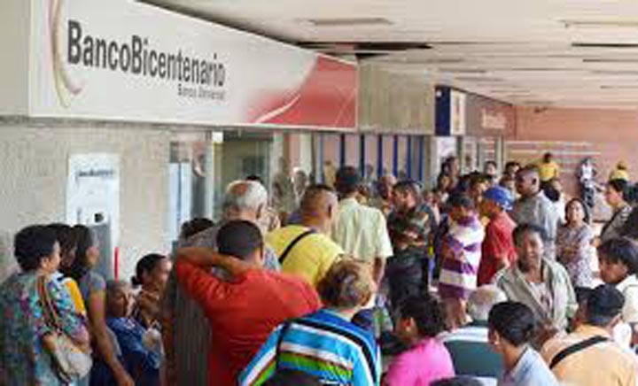 [:es]De un infarto muere abuelo al permanecer dos días haciendo cola para cobrar su pensión[:]