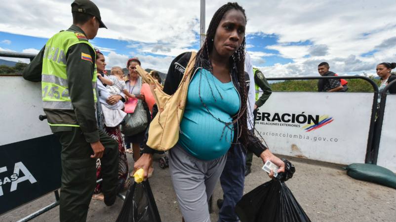 [:es]Extranjeros que visiten Ecuador, deberán tener un seguro de salud[:]