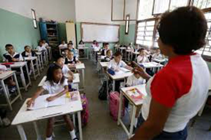 [:es]Docentes renuncian masivamente al Ministerio[:]