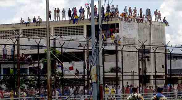 [:es]Reclusos tienen como rehenes a 4 presos políticos en el Penal de Tocuyito[:]