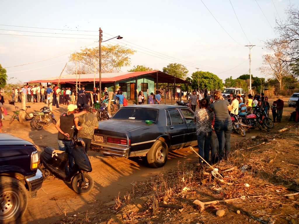 [:es]Tres jóvenes acribillados cuando jugaban cartas [:]