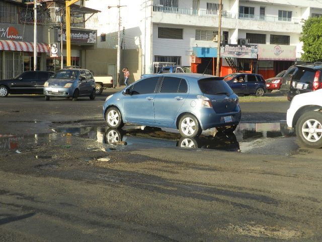 [:es]Aguas putrefactas deambulan por la Av. Romulo Gallegos cruce con Av. Manapire[:]
