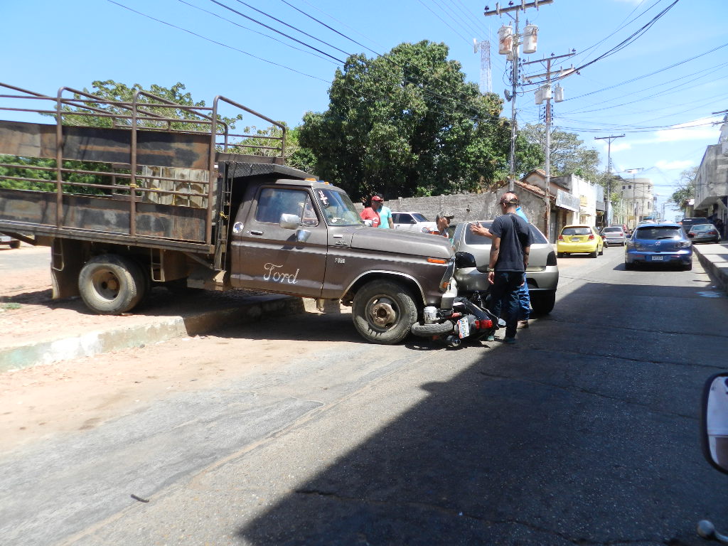 [:es]Triple colisión en pleno centro de Valle de la Pascua[:]