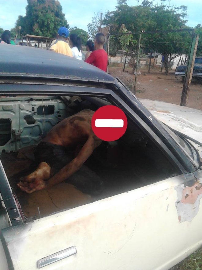 [:es]Decapitaron a un joven  y su cabeza la colgaron en un poste[:]