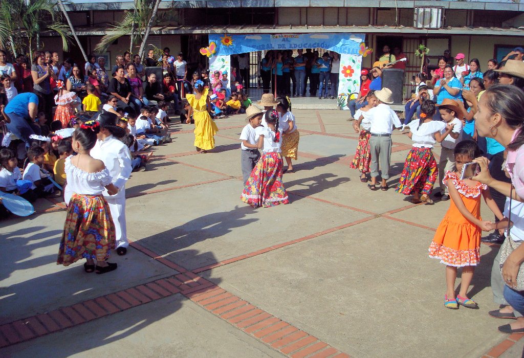 [:es]Estudiantes del Preescolar 12 de Octubre representaron efemérides con actos culturales[:]