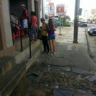 [:es]CONTAMINACIÓN LATENTE. Entre aguas negras viven comerciantes y transeúntes de la Av. Rómulo Gallegos[:]