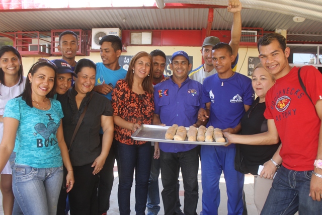 [:es]Alcaldesa de Infante supervisa venta de pan a precio regulado [:]