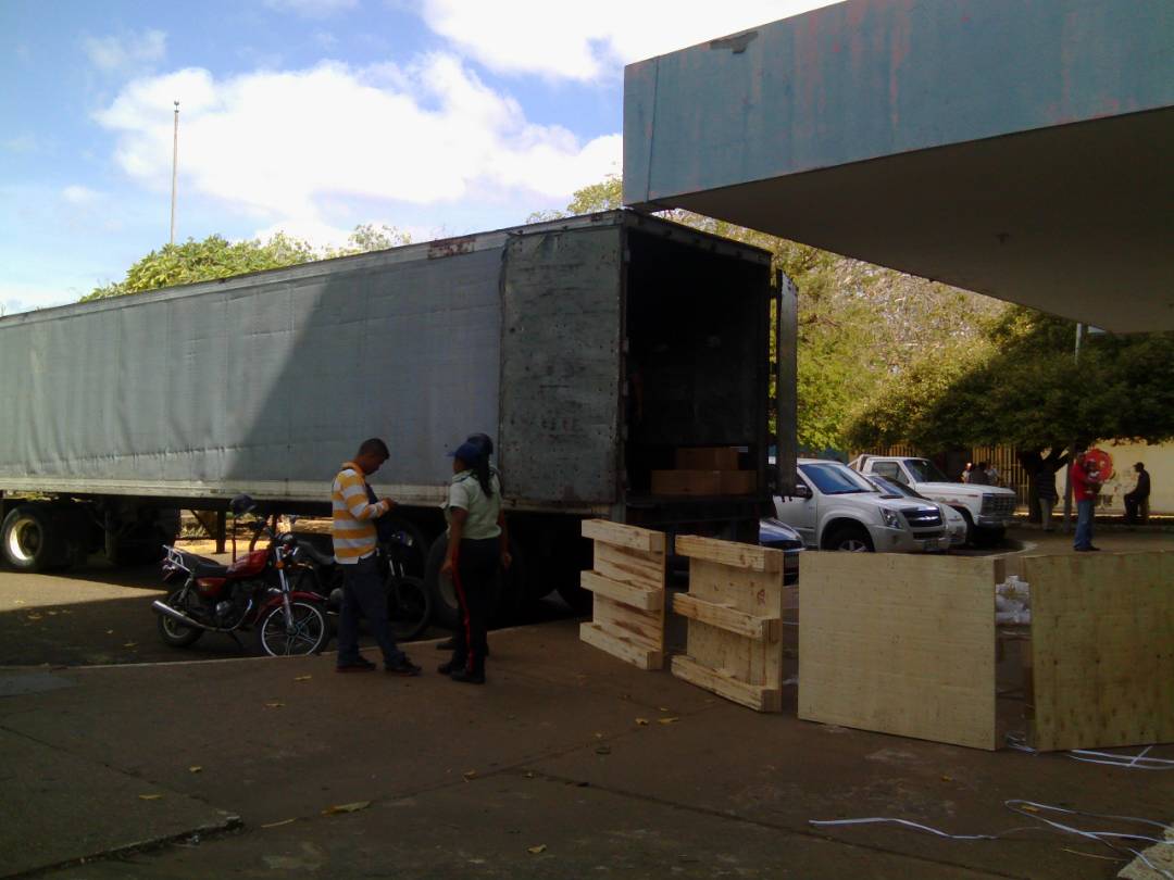 [:es]Camión y gandola con insumos fueron descargados en el hospital vallepascuense[:]