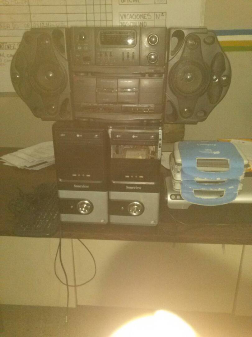 [:es]Los capturaron robando en una escuela [:]