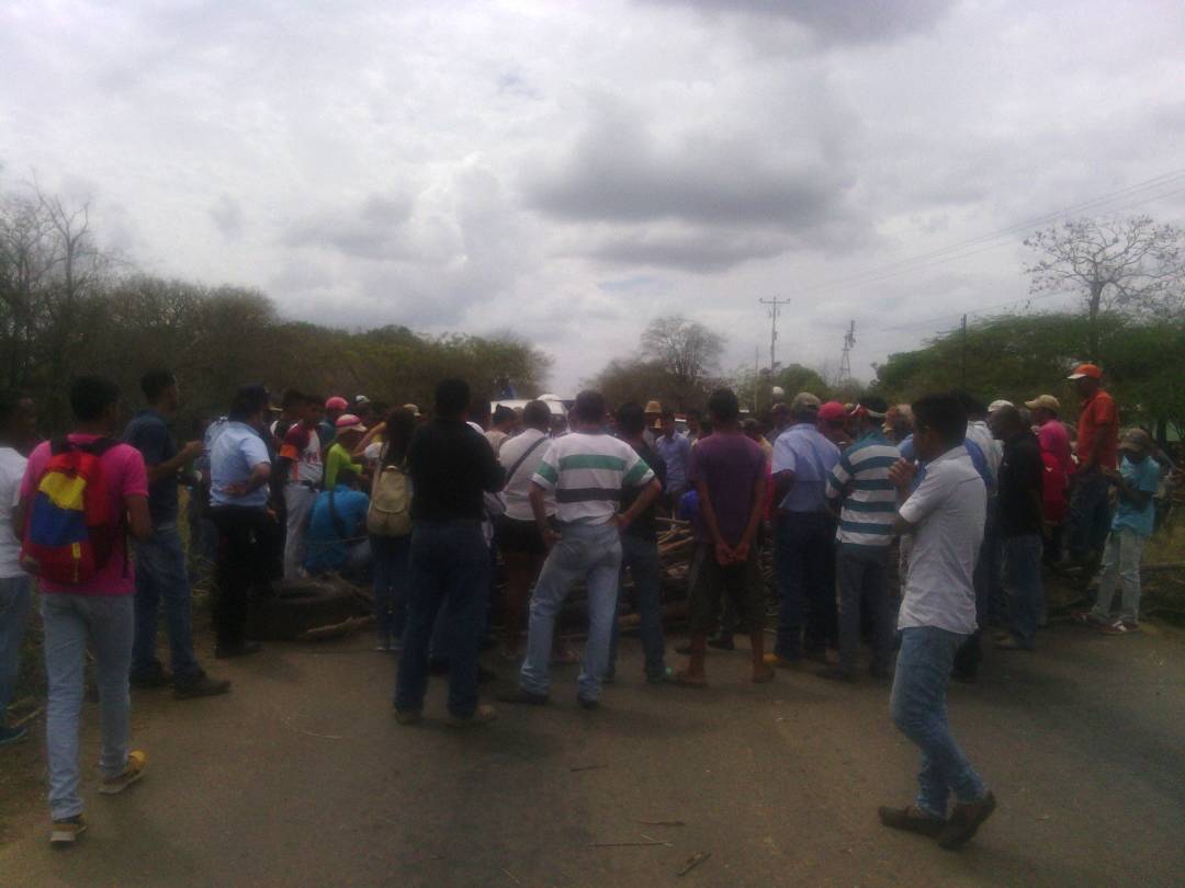 [:es]Protestaron en el caserío San Antonio por falta de comida y agua[:]
