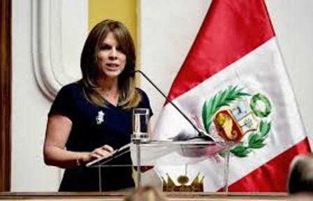 [:es]Gobierno de Perú reiteró a Maduro que no puede asistir a la cumbre de las Américas.[:en]Gobierno de Perú reiteró a Maduro que no puede asistir a la cumbre de las Américas. Además advirtió  que tampoco puede ingresar a su territorio, salvo como «turista». 19 de Marzo del 2018.- Andreina Arnaudez.- Notipascua.-Este lunes el gobierno de Perú le reitero al presidente Nicolás maduro  que no puede participar en la cumbre de las Américas a realizarse los días 13 y 14 de abril en Lima, ya que como país anfitrión es quien decide a quien invita y a quien no.  “La decisión de retirarle el permiso al señor Maduro fue tomada en el mes de febrero , por tanto no puede ingresar a la Cumbre de las Américas», , dijo la canciller peruana Cayetana Aljovín, a la Radio Programas del Perú (RPP). La canciller resalto que el gobierno del Perú tiene la potestad y los medios para impedir que ingrese al país y para que su decisión sea respetada. «Tampoco podría ingresar al país porque los presidentes no ingresan sin invitación, salvo que vengan como un turista», informó. Aljovín indicó que recibió cartas de Evo Morales, presidente de Bolivia y de Daniel Ortega, de Nicaragua, para que reconsiderara la decisión, lo que fue descartado. «Son cartas que nacen de un consenso que se dio en la Cumbre del ALBA, en Caracas, donde los países solicitan al Perú repensar su decisión», explicó. Reitero que la exclusión de  Maduro de la Cumbre es una resolución tomada, basada en un instrumento jurídico y se mantendrán en la misma postura. Es de resaltar que el presidente de Perú Pedro Pablo Kuczynski, , excluyó en el mes de febrero a Maduro de la Cumbre, tras realizar la convocatoria a elecciones anticipadas en Venezuela sin garantías para la oposición.  Es importante mencionar que  Kuczynski es uno de los defensores del llamado Grupo de Lima, creado por 14 países de la región ante la dificultad de aprobar decisiones sobre Venezuela en la Organización de Estados Americanos (OEA). [:]
