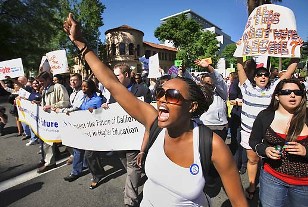 [:es]Estudiantes de Estados Unidos protestaron contra la violencia con armas en las escuelas [:]