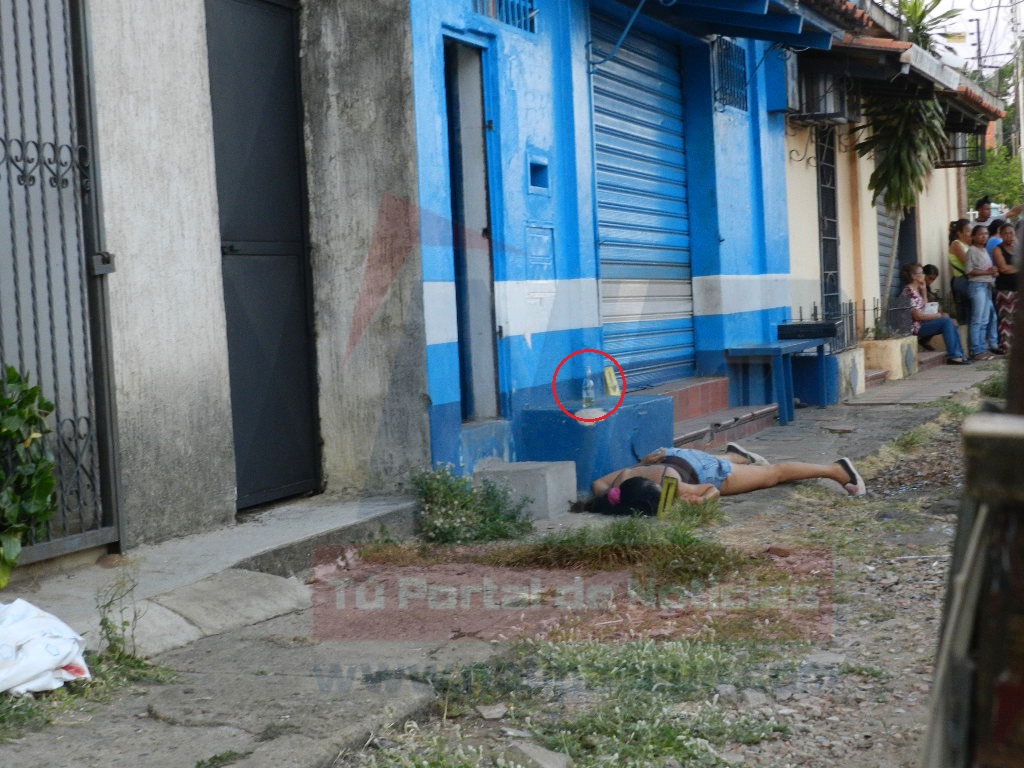 [:es]Mujer fue asesinada cuando se tomaba una cerveza[:]