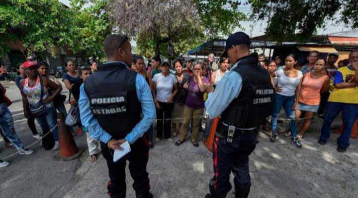 [:es]Detienen 5 policías tras muerte de 68 reos en carcel de Carabobo[:]