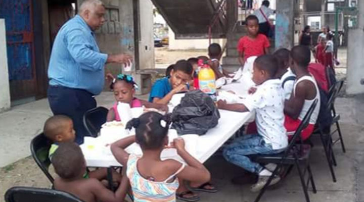 [:es]Ministerio de Restauración  «Dios es Bueno» brinda alimentación a niños [:]