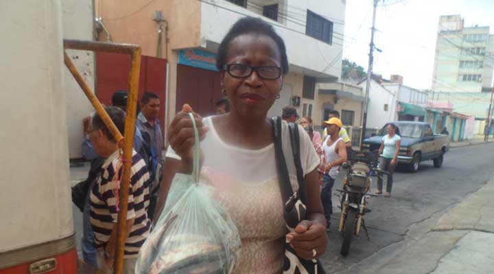 [:es]Pascuenses se las ingenian para alimentar a sus hijos “a comer sardinas”[:]