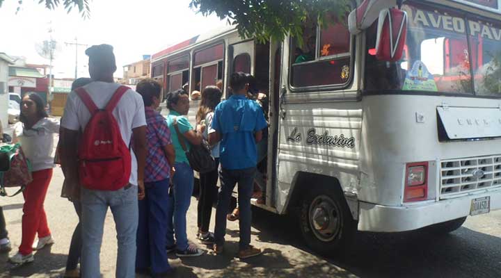 [:es]SE LEVANTÓ EL PARO. Los buses de Infante amanecieron cobrando 2500 bolívares[:]