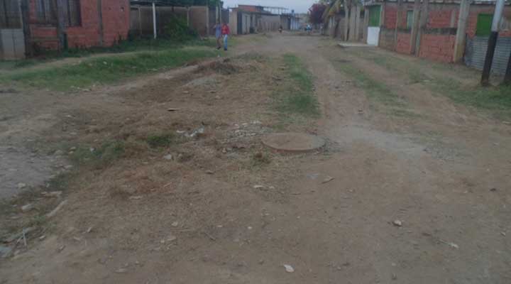 [:es]En el sector Brisas del Este no llega ni agua, ni aseo urbano, ni un poquito de asfalto [:]