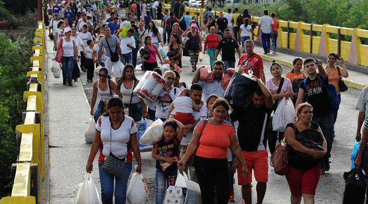 [:es]Ascienden cifras de personas que emigran de Venezuela a Colombia[:]