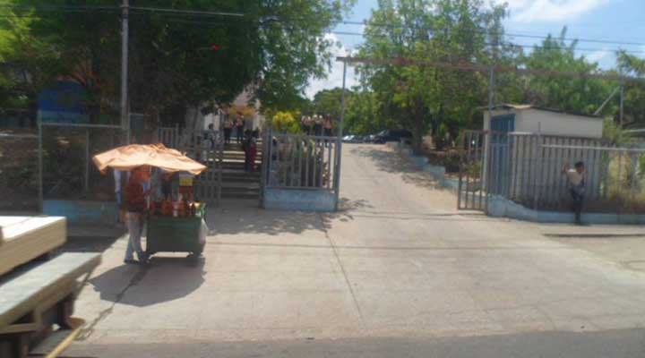 [:es]Estudiantes del liceo José Gil Fortoul se “amotinaron” y quemaron los alrededores de la casa de estudio[:]