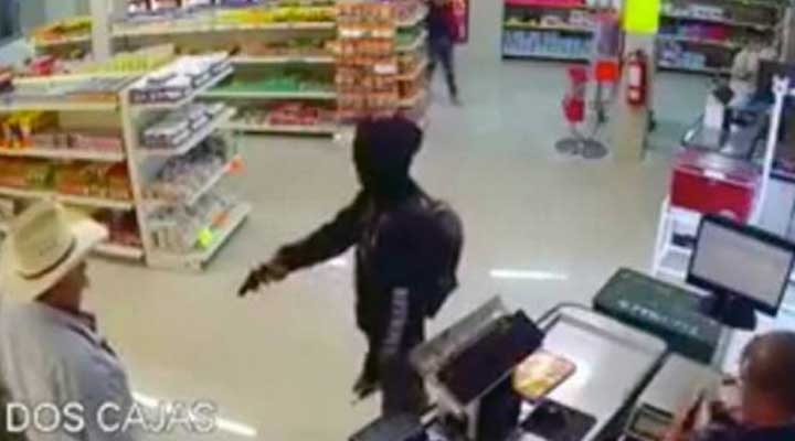 [:es]VIDÉO. Ranchero frustra robo en carnicería de Monterrey [:]