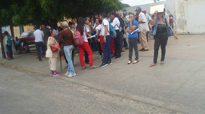 [:es]Pascuenses se las han visto “feas” ante el paro transportista[:]