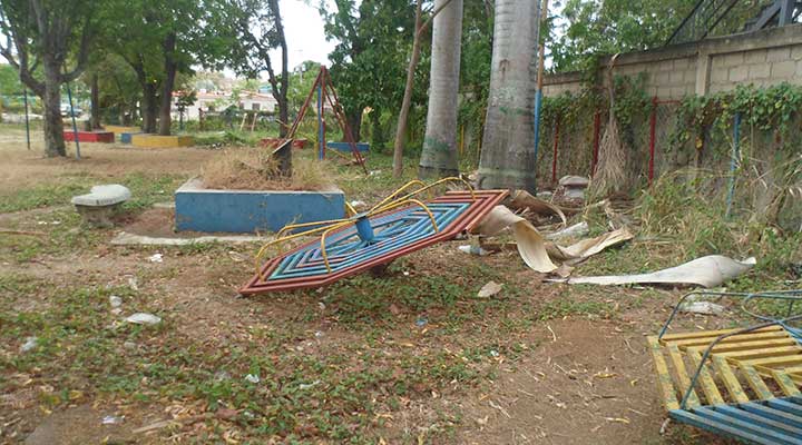 [:es]En Infante los espacios recreativos se encuentran en total abandono[:]