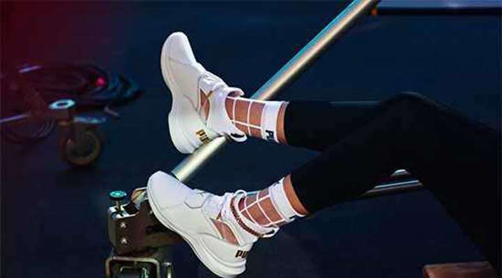 [:es]Selena Gómez lanza su nueva línea de zapatos de la mano de la marca Puma[:]