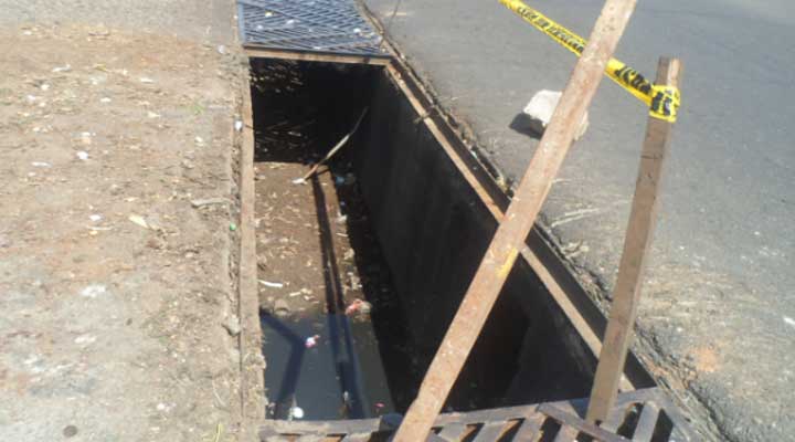 [:es]PELIGRO LATENTE. Rejilla dañada de la Atarraya con Romulo Gallegos deja enorme «Cráter»[:]