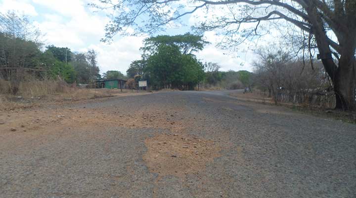 [:es]La vialidad que conduce al Corozo “tiene más hueco que la luna”[:]