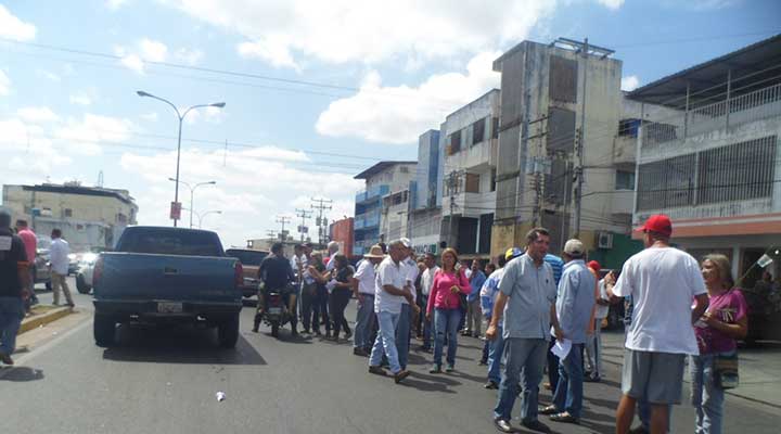 [:es]Frente Amplio protestó ante el «fraude electoral» y la falta de agua en Infante[:]