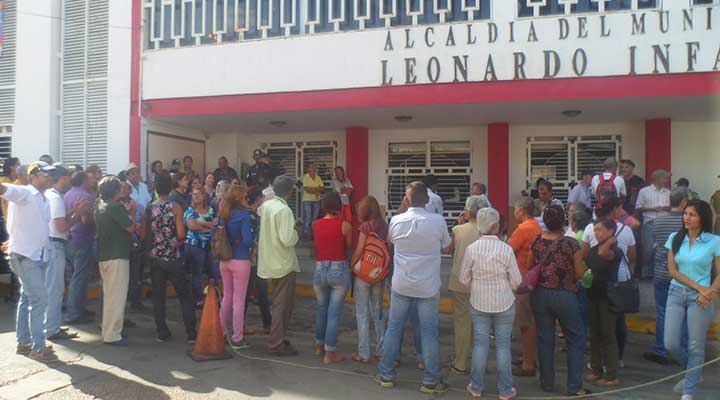[:es]Infantinos se concentraron en la plaza y alcaldía para exigir «agua para el pueblo»[:]