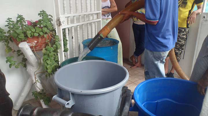 [:es]Vecinos de la calle Mascota protestaron por falta de agua[:]
